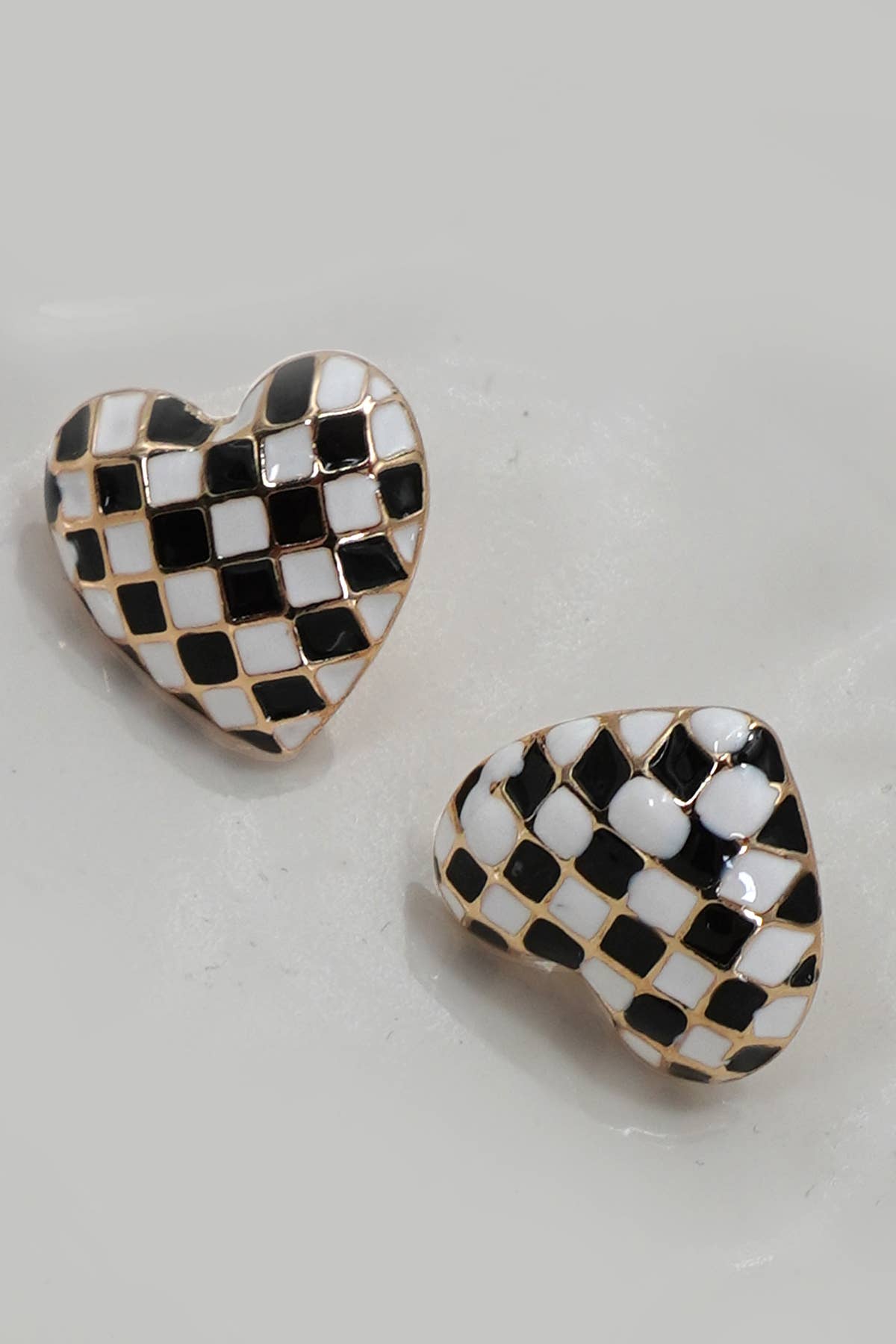 CHECKER HEART STUD EARRINGS