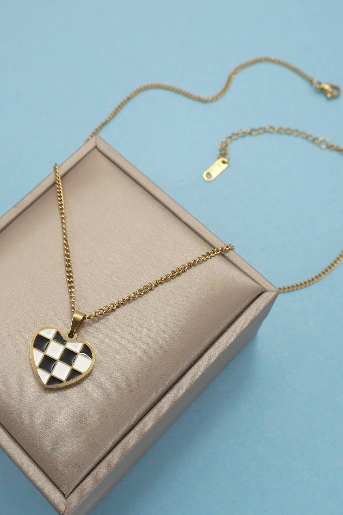 CHECKERED HEART NECKLACE